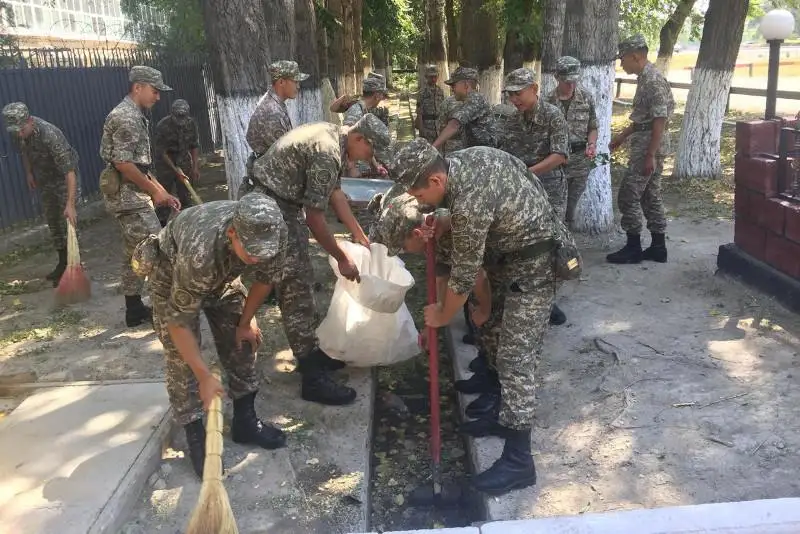 #БіргеТазаҚазақстан: военнослужащие РгК «Юг» с семьями вышли на очистку рек
