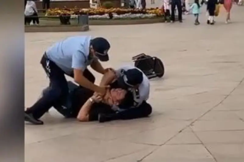 Задержание продавца кукурузы попало на видео в Алматы