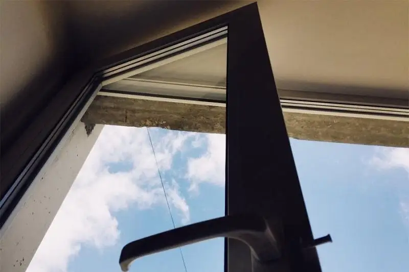 В Усть-Каменогорске 16-летняя девушка выпала с седьмого этажа