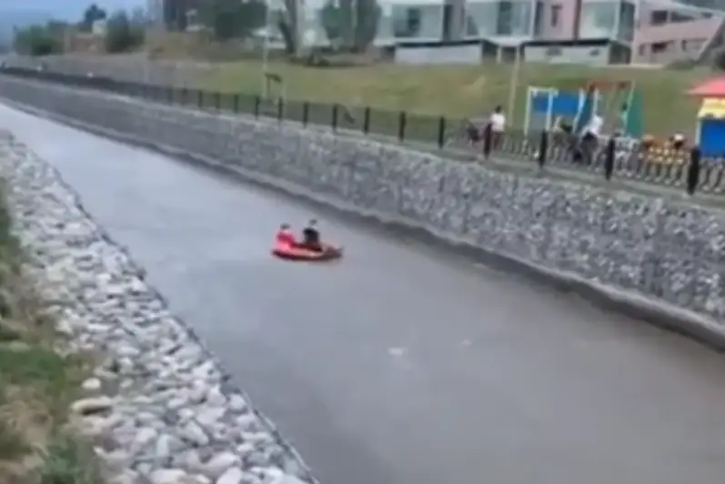 Катание алматинцев на баллоне по реке попало на видео