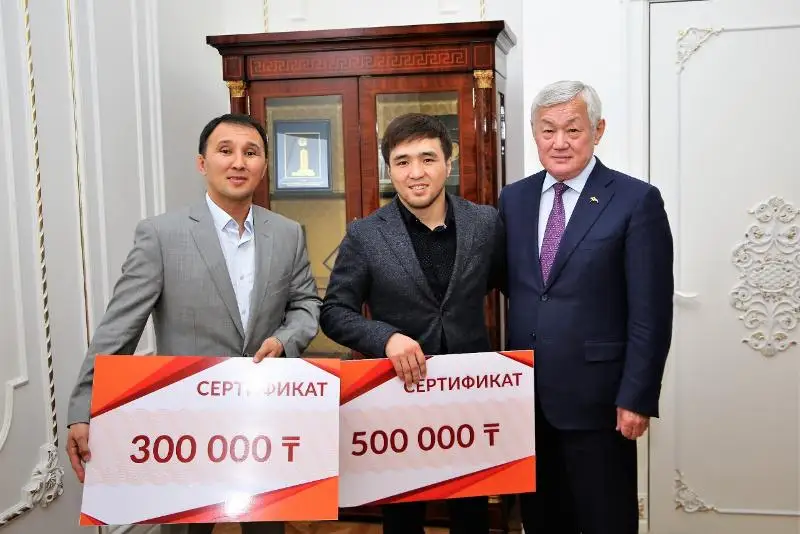 Денежные сертификаты вручил Бердибек Сапарбаев олимпийскому призеру Елдосу Сметову и его тренеру