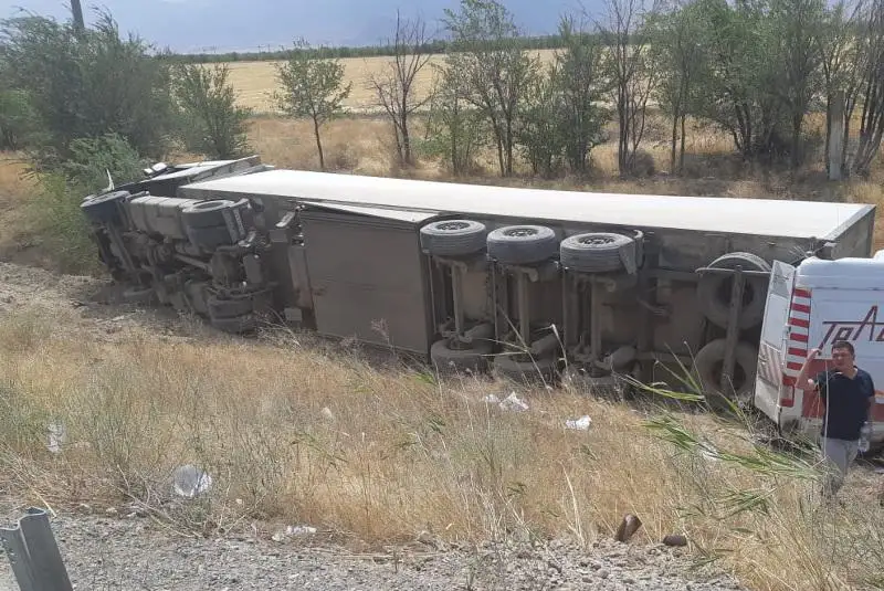 Грузовик протаранил «ГАЗель» на трассе в Жамбылской области, есть жертвы