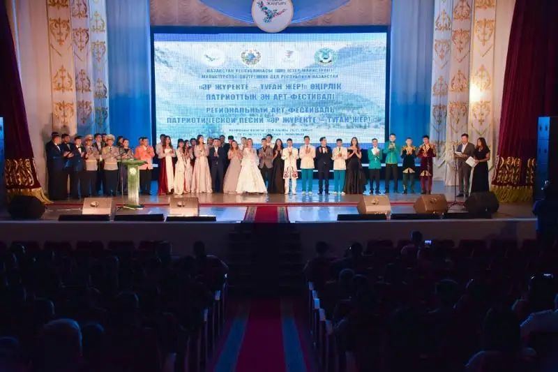 Лучшего поющего полицейского страны определили в Караганде