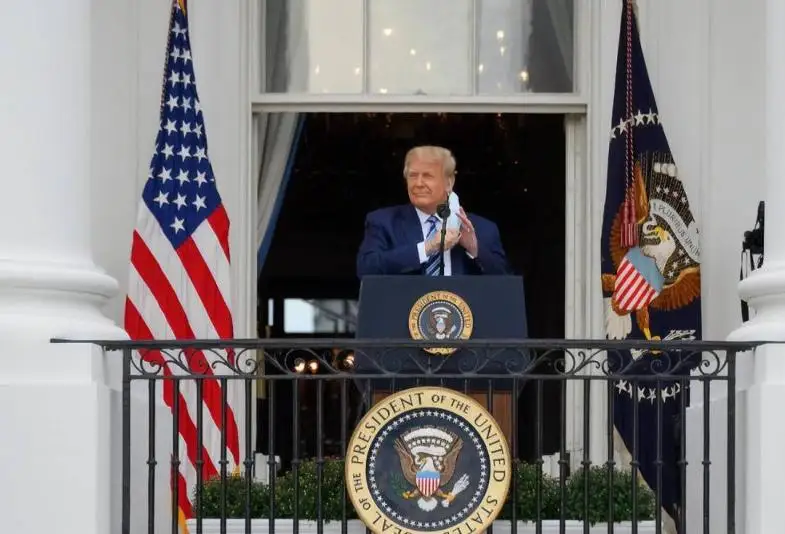 Дональд Трамп больше не распространяет коронавирус, заявил его врач