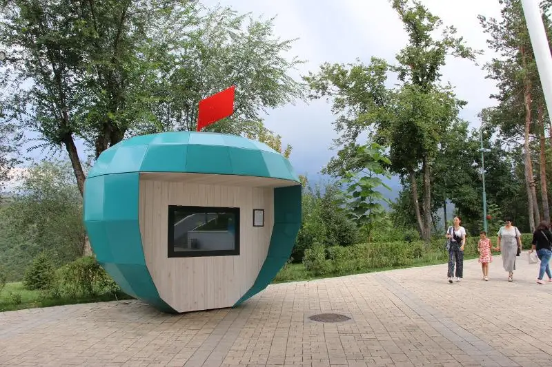 Новый арт-объект в виде яблока появился в Алматы