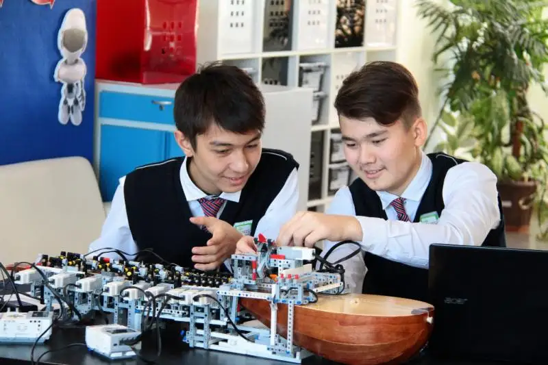 Робота-домбриста создали школьники из Семея