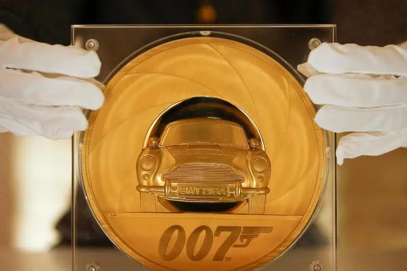 Королевский монетный двор выпустил 7-килограммовую монету в честь Агента 007