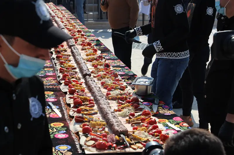 В Ташкенте приготовили 10-метровый кебаб