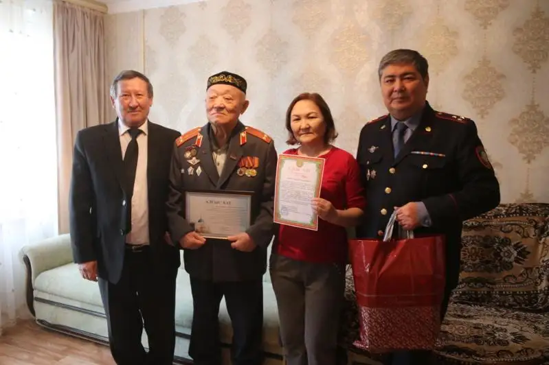 Павлодарских ветеранов полиции поздравили с наступающим Днём Победы
