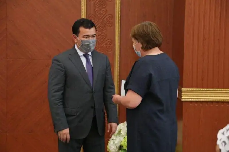 Карагандинским медикам вручили госнаграды за борьбу с коронавирусом