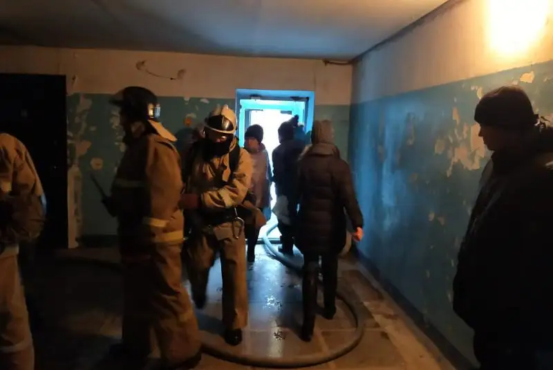 Свыше 60 человек эвакуировали из-за пожара в многоэтажке в Усть-Каменогорске