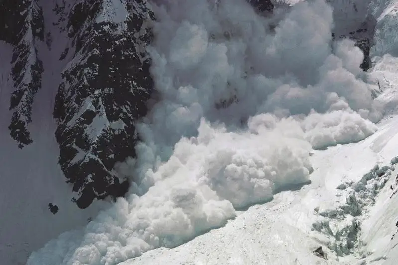 Опасность схода снежных лавин сохраняется в горах близ Алматы