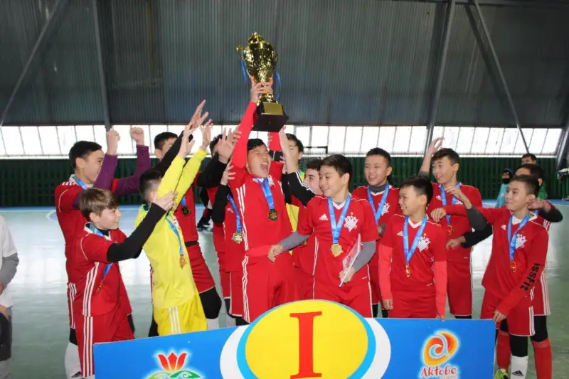 Победителей турнира по футболу на снегу и мини-футболу наградили в Актобе