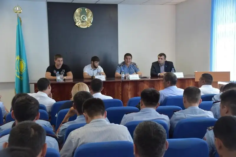 Карагандинские полицейские встретились с боксером-профессионалом Русланом Мадиевым