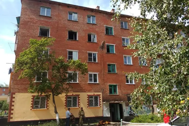 Мужчину со сломанной ногой вынесли на руках спасатели при пожаре в многоэтажке Риддера