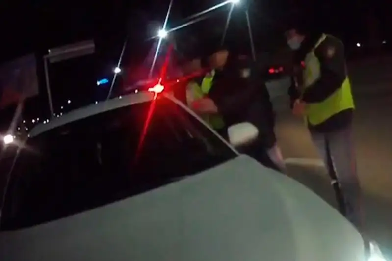 В Нур-Султане полицейские применили перцовый баллончик при задержании пьяного водителя