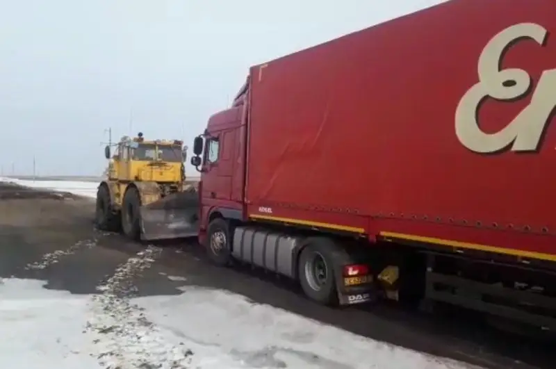Полицейские СКО: фуры сдувало ветром на трассах