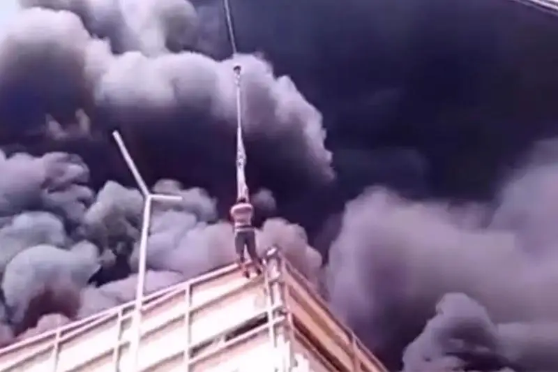 Крановщик спас человека с крыши горящего здания в Алматы