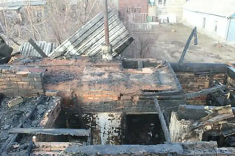 Два друга спасли из огня двух женщин и ребенка в Усть-Каменогорске