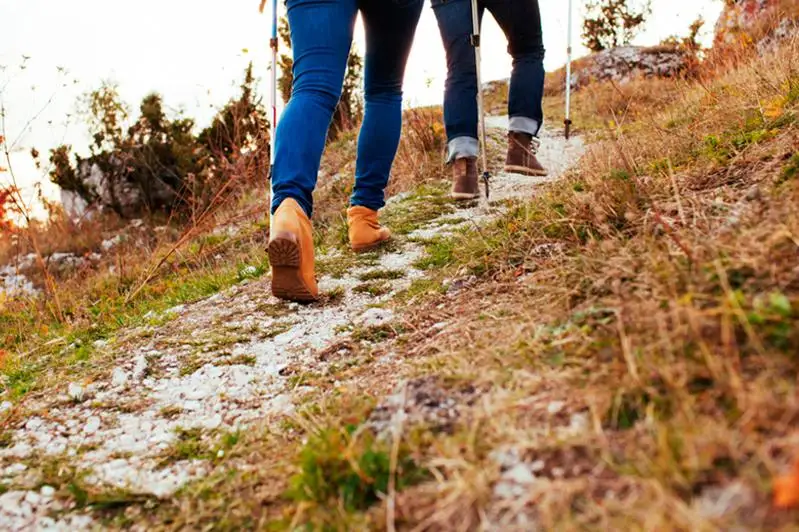 Потерявшихся в горах женщину и ребенка спасли в Алматинской области