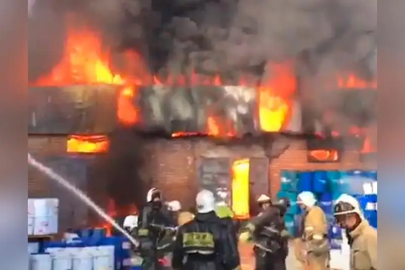 Складское помещение горит в Алматы