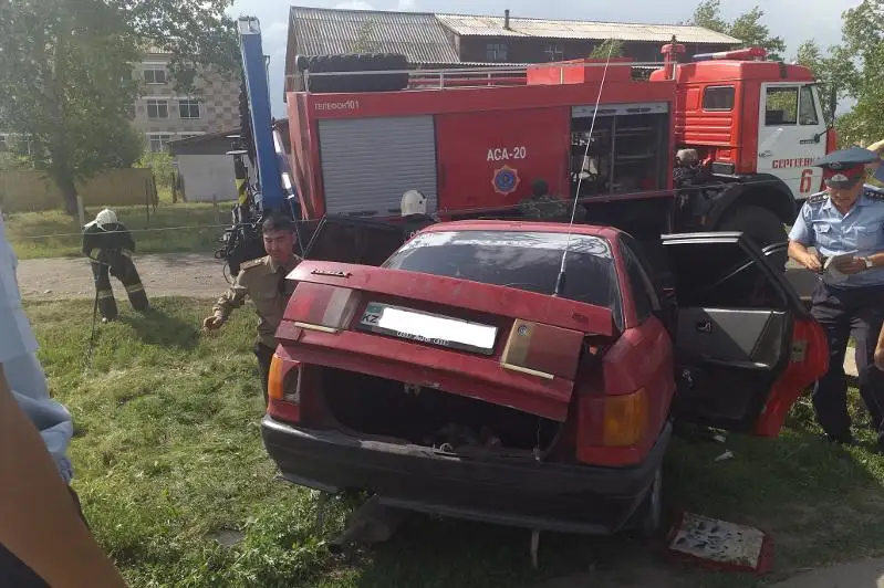 Легковушка снесла электростолб в Северном Казахстане