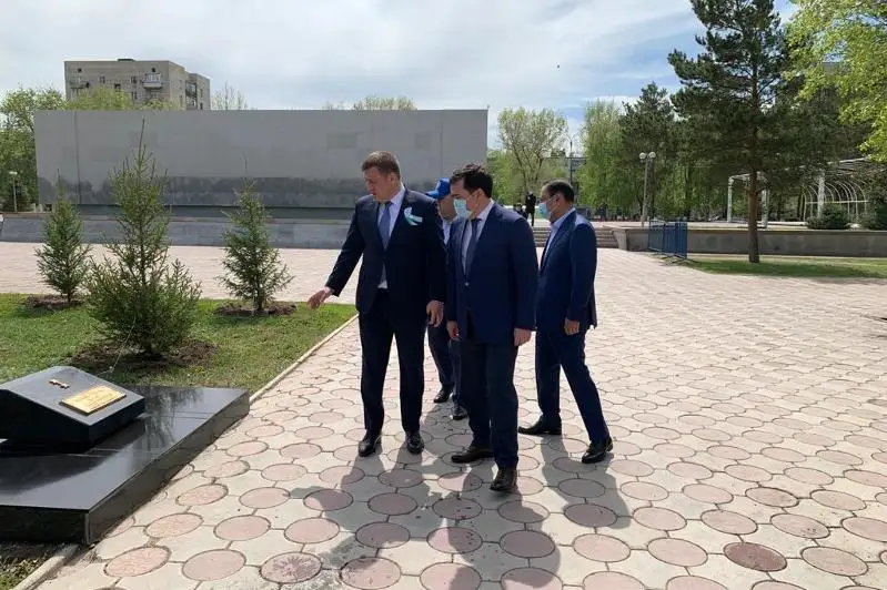 Новыми памятными плитами пополнилась Аллея Героев в Караганде