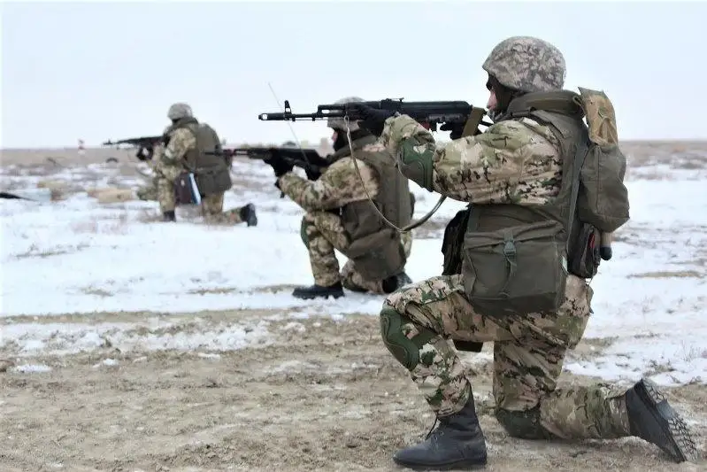 На западе страны военные участвуют в учебных боях