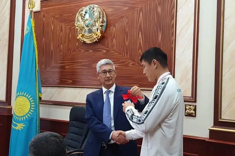 Чемпиону мира по боксу Бекзату Нурдаулетову подарили квартиру