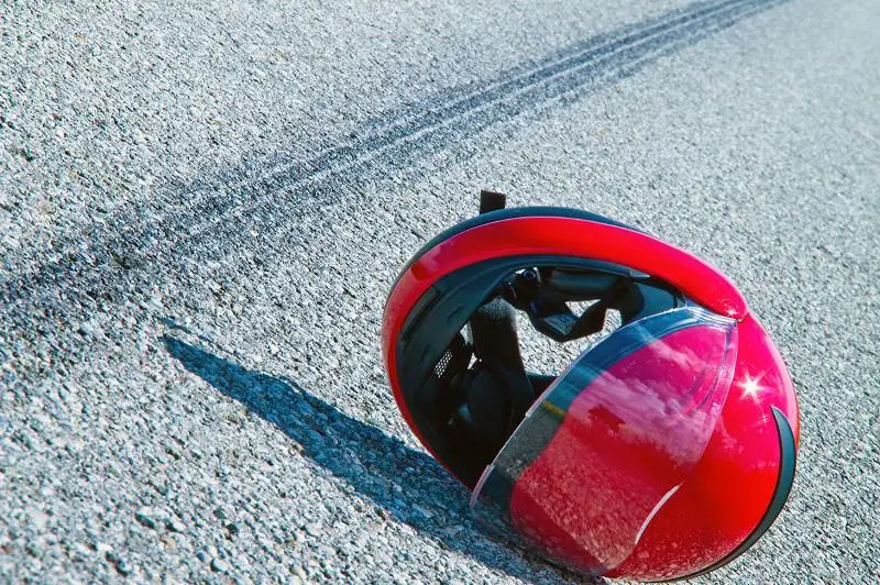 Трое молодых людей перевернулись на мотоцикле в Павлодарской области