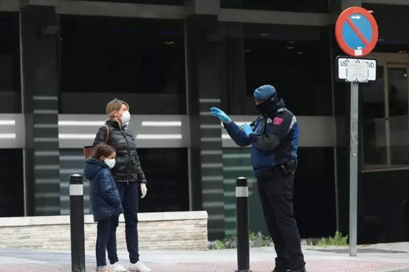 Испания вводит двухнедельный карантин для всех прибывающих с 15 мая