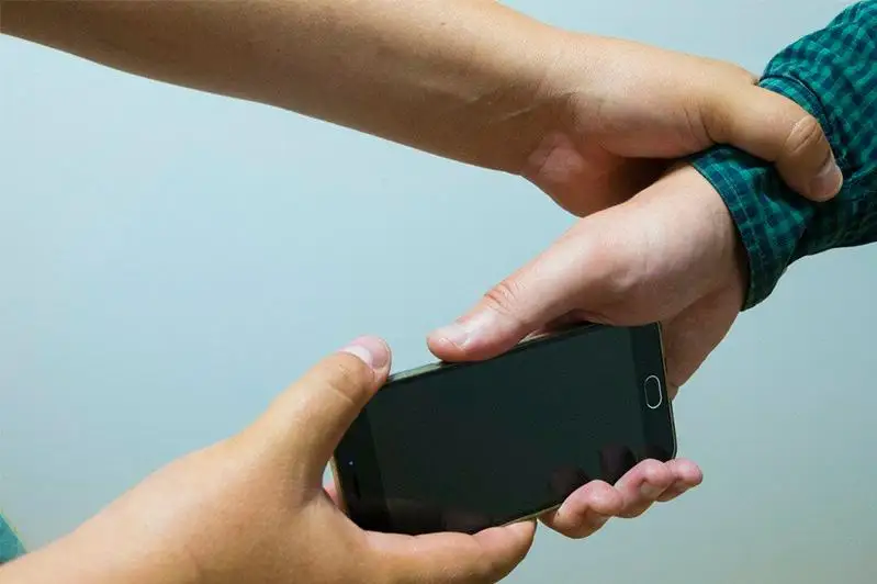 Житель Тараза отобрал сотовый телефон у 12-летнего подростка