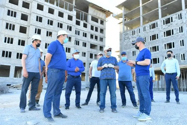 В Туркестане фасад жилых домов облицуют мрамором