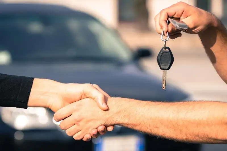 9 авто таджикистанцев продали со стоянки мать и сын в Туркестанской области