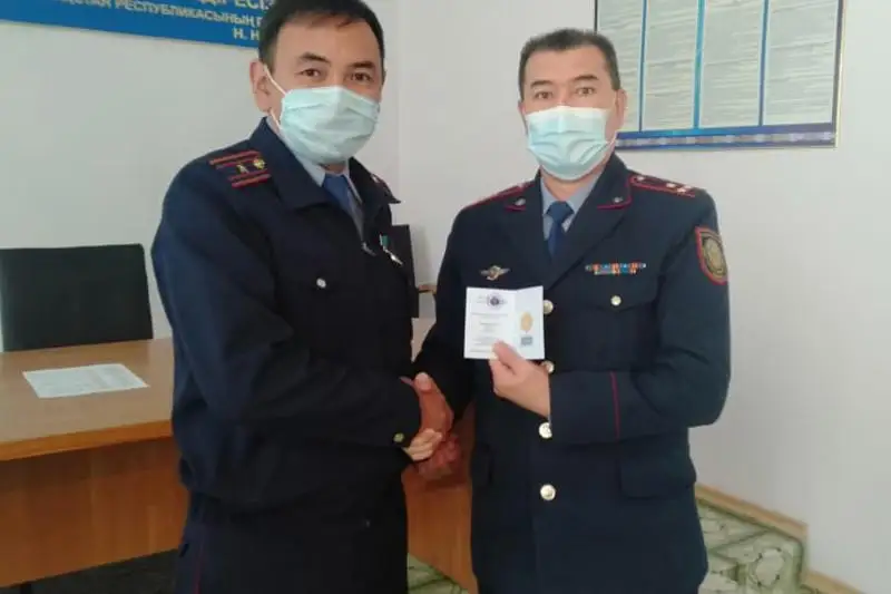 Медаль «Халық алғысы» получил павлодарский полицейский