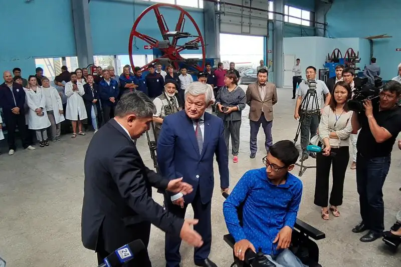 Бердибек Сапарбаев вручил инвалидам первые отечественные электроколяски