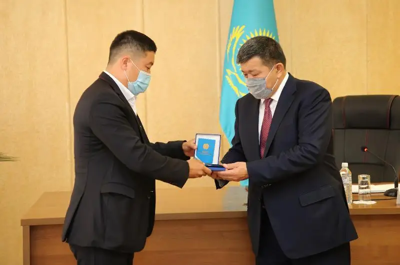 В Атырау вручили награды родственникам погибших медработников