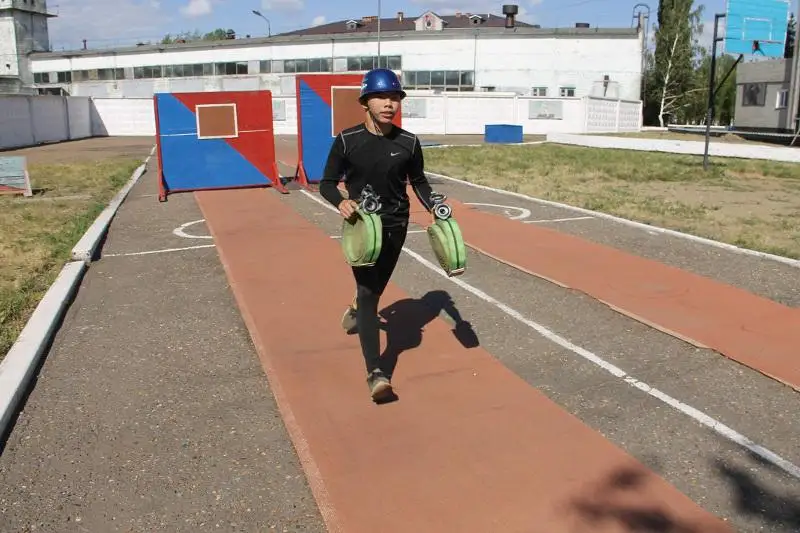 Семиклассник нашел портмоне с деньгами и вернул его хозяйке в Павлодаре