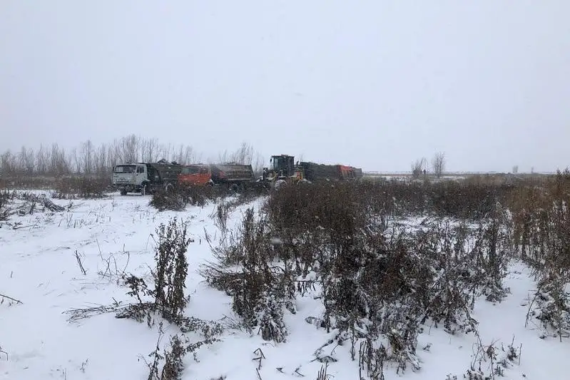 Загрязненное нефтешламами озеро начали чистить в Уральске