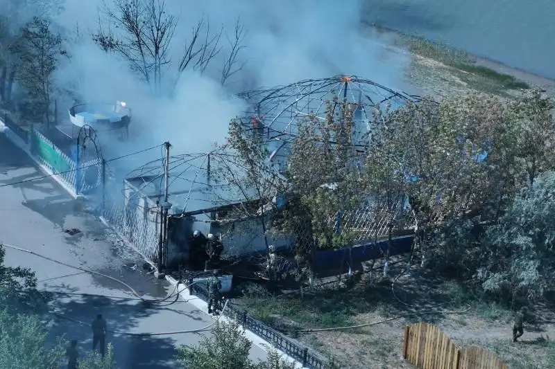 В Атырау сгорело летнее кафе на набережной Урала