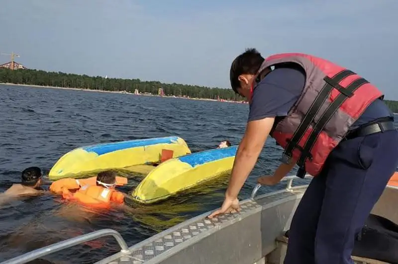 В Бурабае спасли трех человек со сломавшегося катамарана