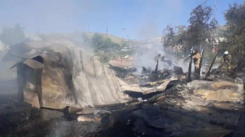 Сельский аким с соседями пытался спасти из пожара пенсионерку в ВКО