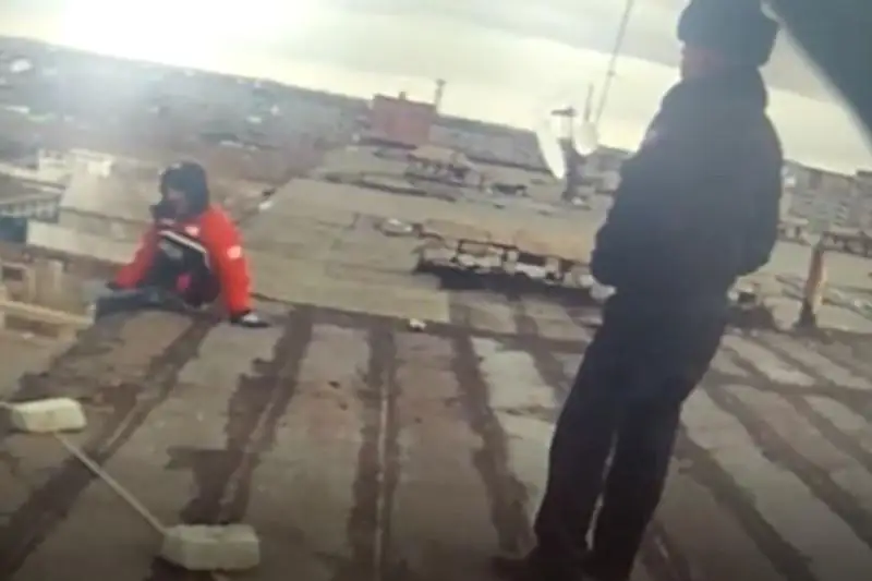 С крыши пятиэтажки пытался спрыгнуть житель Аксу