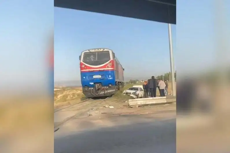 Mercedes столкнулся с поездом в Шымкенте