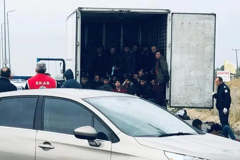 В Греции в грузовике были обнаружены свыше 40 мигрантов