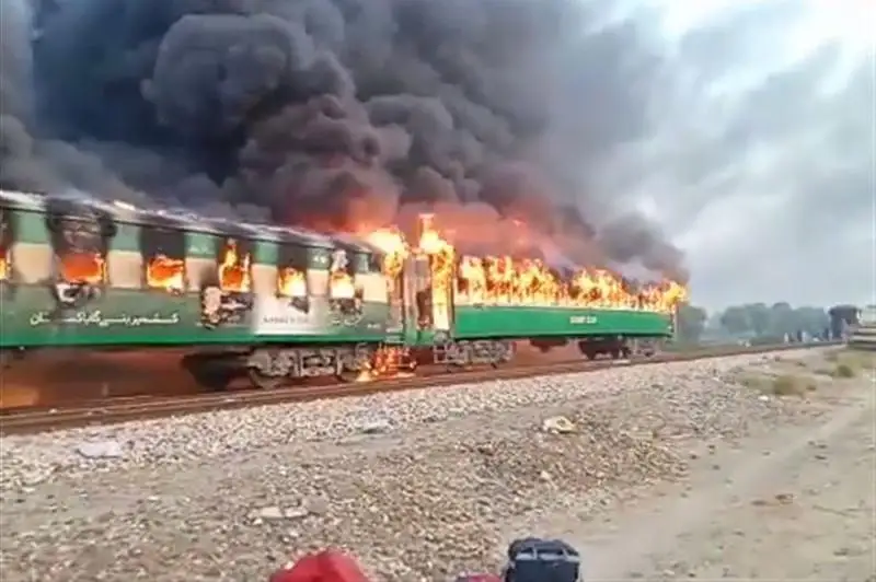 Число жертв пожара в поезде в Пакистане возросло