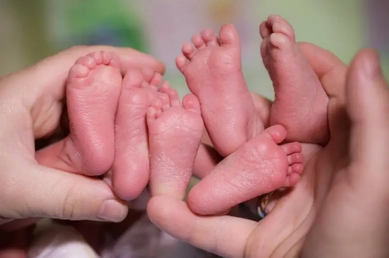 Как врачи выхаживали недоношенную тройню в Алматы