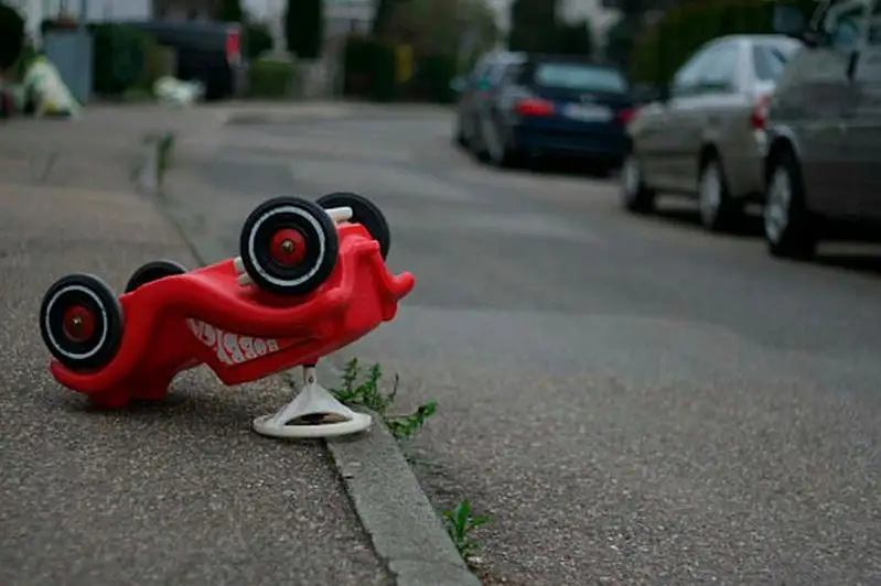 Годовалый ребенок оказался под колесами автомобиля родственника в Сарышагане