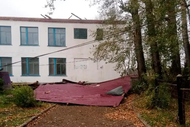 Кровлю с крыш трех акмолинских объектов образования снесло ветром