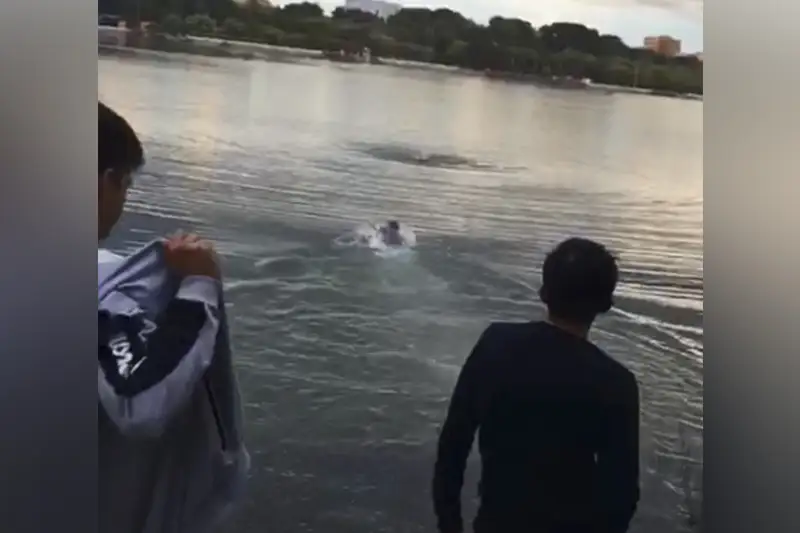 Тонущего мужчину спасли полицейские в Караганде